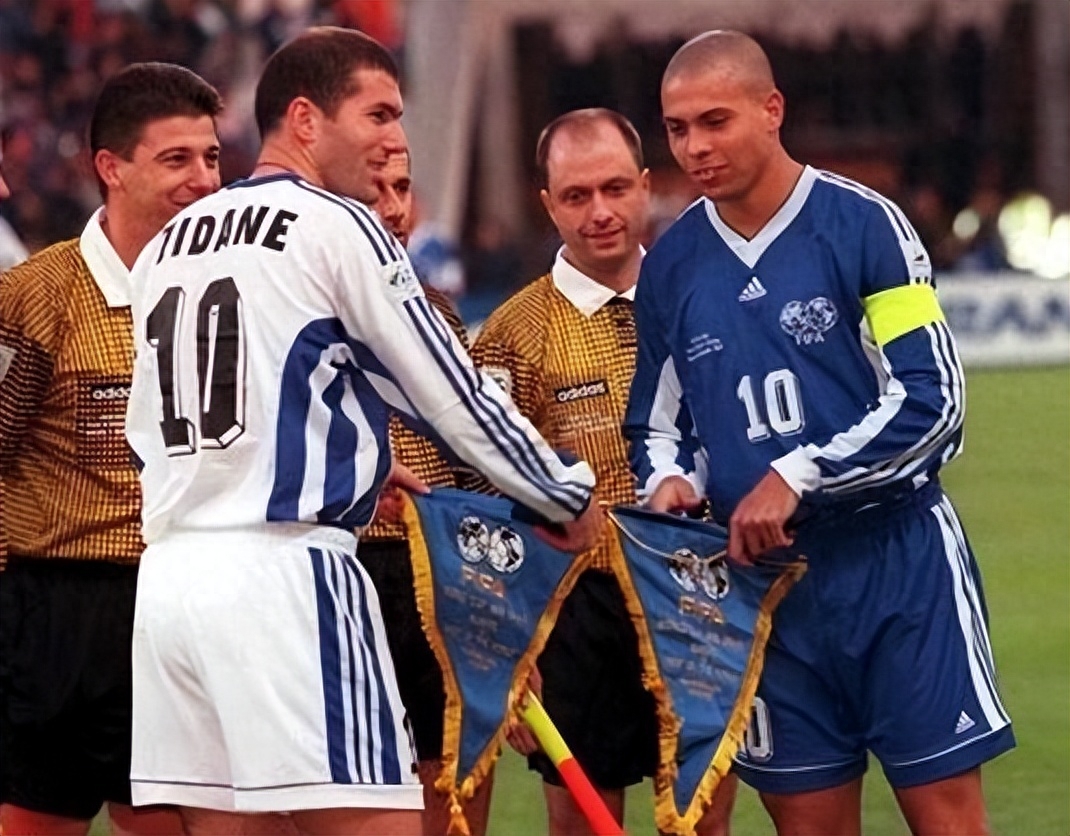 PG电玩嗨放企鹅网页 AI 革新